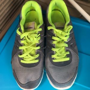 Boys Nike revolution 2